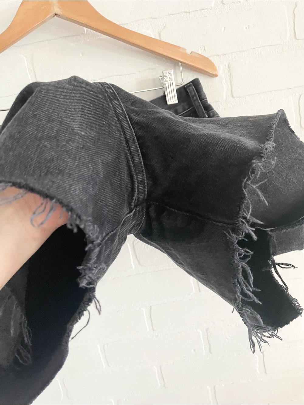 AGOLDE Dee Black Denim Shorts Raw Hem Side Slit Model Off Duty Sz 30 - Picture 15 of 16